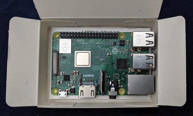Raspberry Pi 3 Model B+のケースを開けたところ