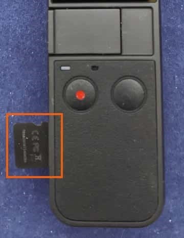 microSDカードを挿入