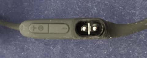 骨伝導ワイヤレスヘッドホンAS801 ボタンと充電コネクタ