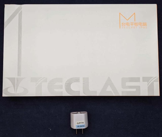 Teclast M30のパッケージとコンセント変換アダプタ