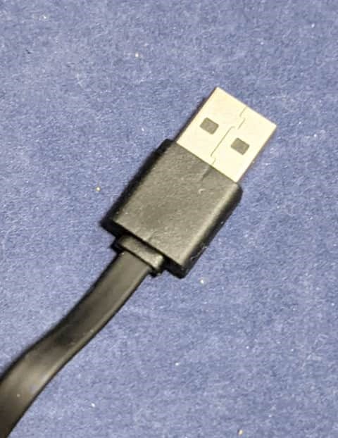USBチャージャー側のプラグ
