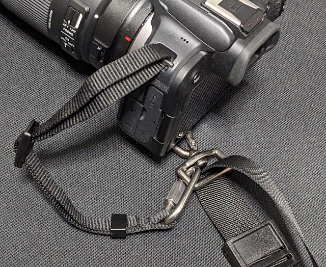 落下防止ストラップの接続