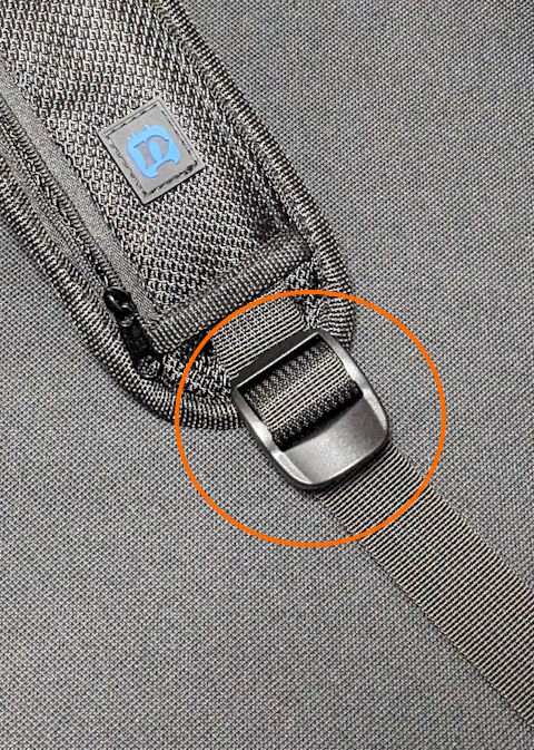 「ストラップの長さを調整する部材」を肩パッドに近づける